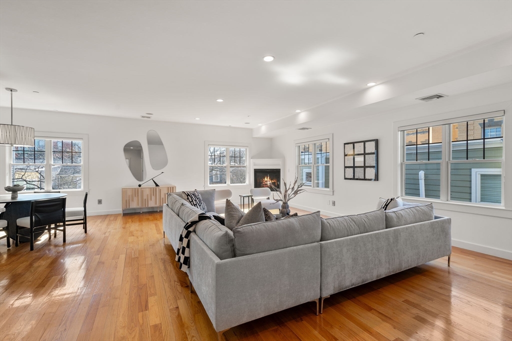 345 W Broadway, Boston, Massachusetts, 3 Bedrooms Bedrooms, 5 Rooms Rooms,2.5 BathroomsBathrooms,Residential,For Sale,W Broadway,73490638