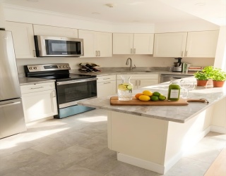 125 Pleasant, Brookline, Massachusetts, 2 Bedrooms Bedrooms, 4 Rooms Rooms,2 BathroomsBathrooms,Residential Lease,For Rent,Pleasant,73490686