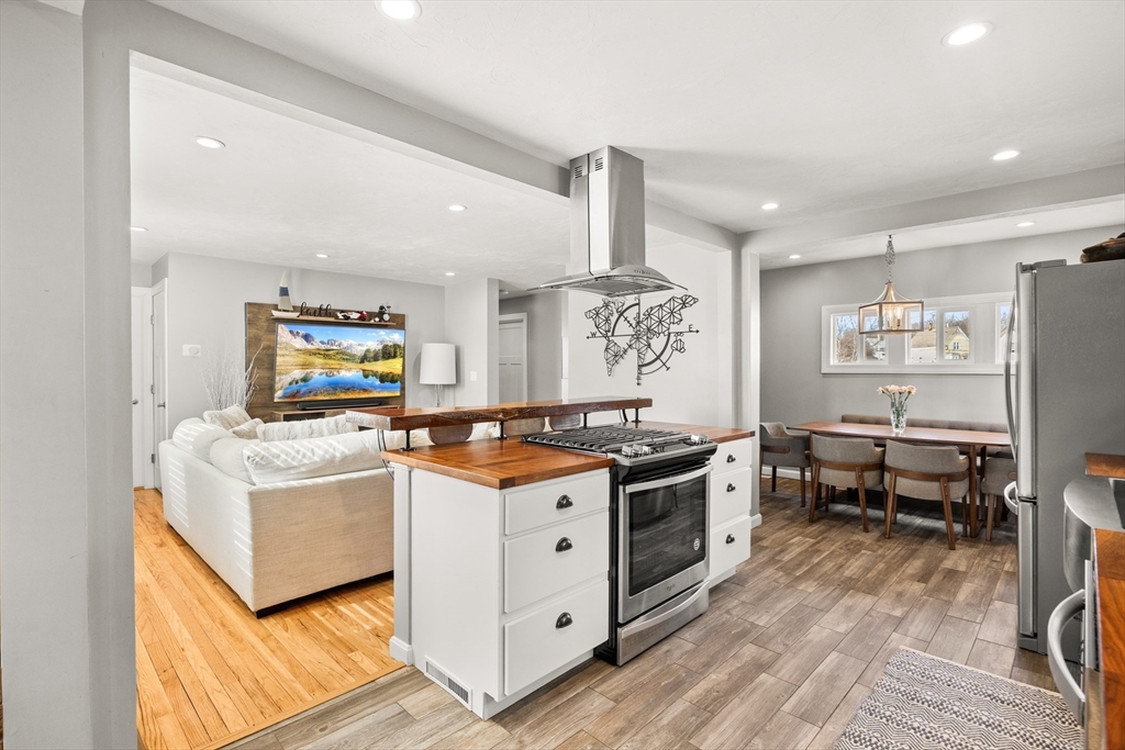 82 Canton, Stoughton, Massachusetts, 3 Bedrooms Bedrooms, 6 Rooms Rooms,2 BathroomsBathrooms,Residential,For Sale,Canton,73490705