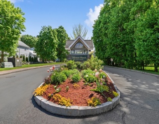 106 Johnson Woods Drive, Reading, Massachusetts, 3 Bedrooms Bedrooms, 8 Rooms Rooms,2.5 BathroomsBathrooms,Residential,For Sale,Johnson Woods Drive,73490733