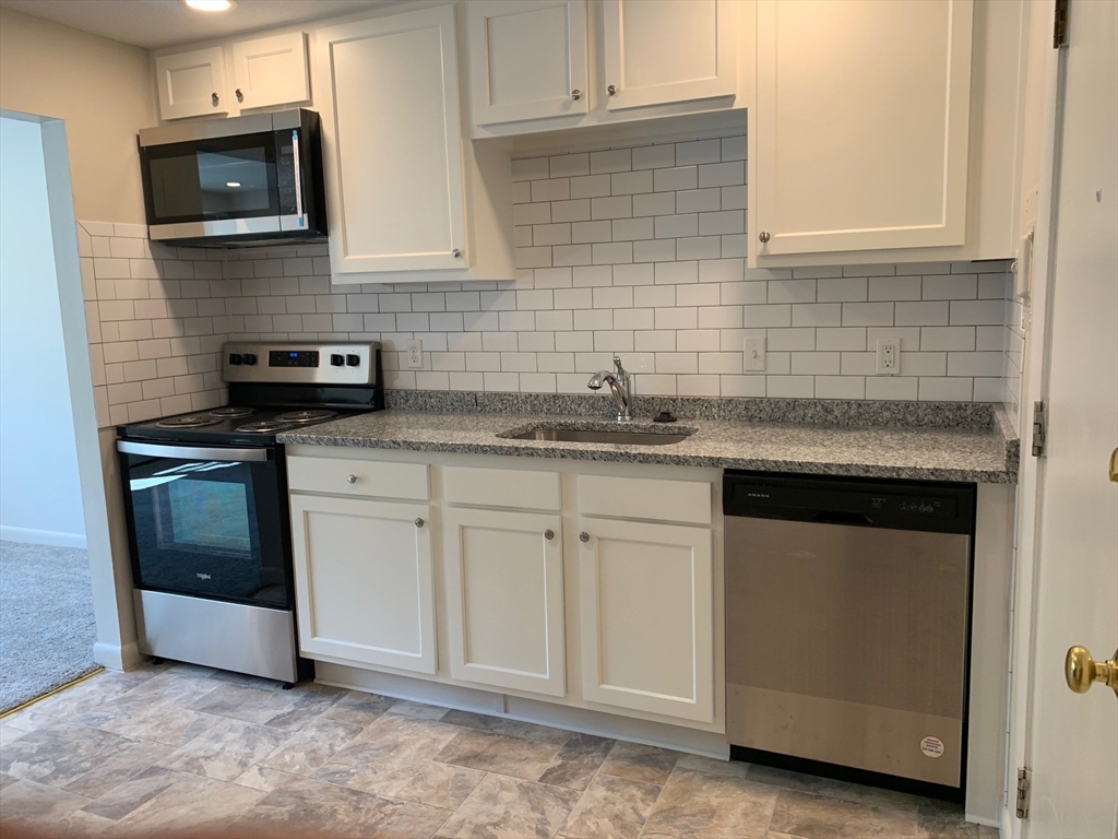 9 Dyer Court, Danvers, Massachusetts, 1 Bedroom Bedrooms, 3 Rooms Rooms,1 BathroomBathrooms,Residential Lease,For Rent,Dyer Court,73490744