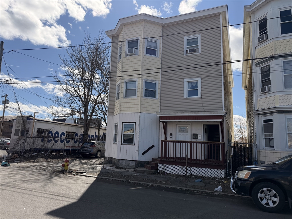 22-26 Chandler St, Lawrence, Massachusetts, 10 Bedrooms Bedrooms, 16 Rooms Rooms,3 BathroomsBathrooms,Residential Income,For Sale,Chandler St,73490755