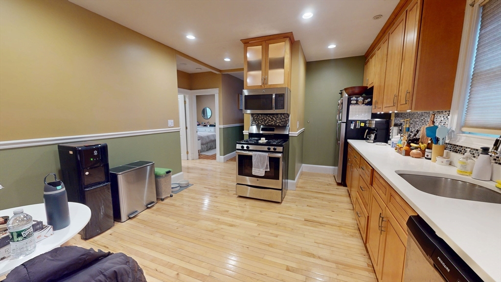 33 Walter Street, Medford, Massachusetts, 2 Bedrooms Bedrooms, 5 Rooms Rooms,1 BathroomBathrooms,Residential Lease,For Rent,Walter Street,73490801