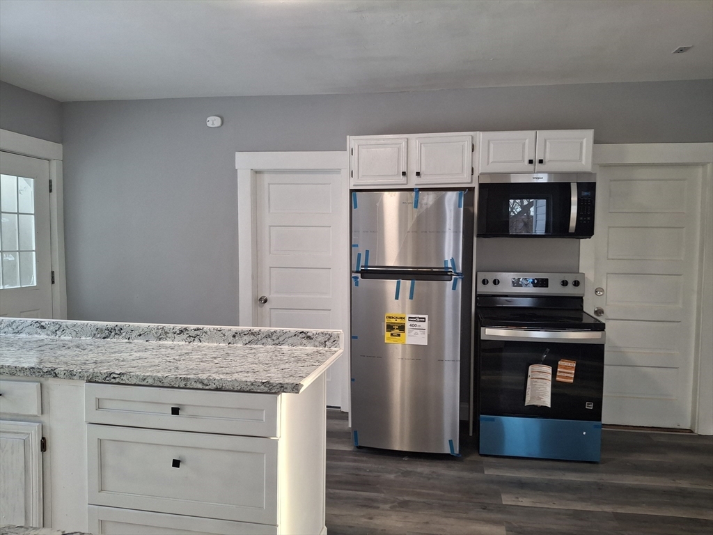 14 Florence St, Leominster, Massachusetts, 3 Bedrooms Bedrooms, 5 Rooms Rooms,1 BathroomBathrooms,Residential Lease,For Rent,Florence St,73473329
