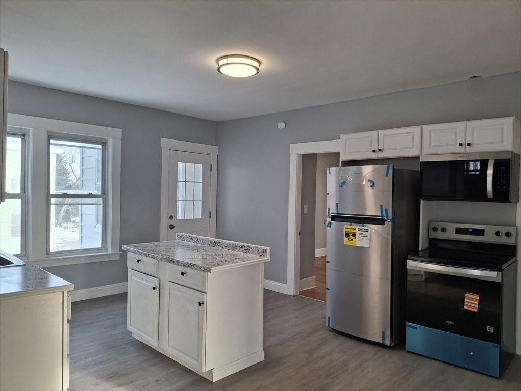 14 Florence St, Leominster, Massachusetts, 2 Bedrooms Bedrooms, 4 Rooms Rooms,1 BathroomBathrooms,Residential Lease,For Rent,Florence St,73473331
