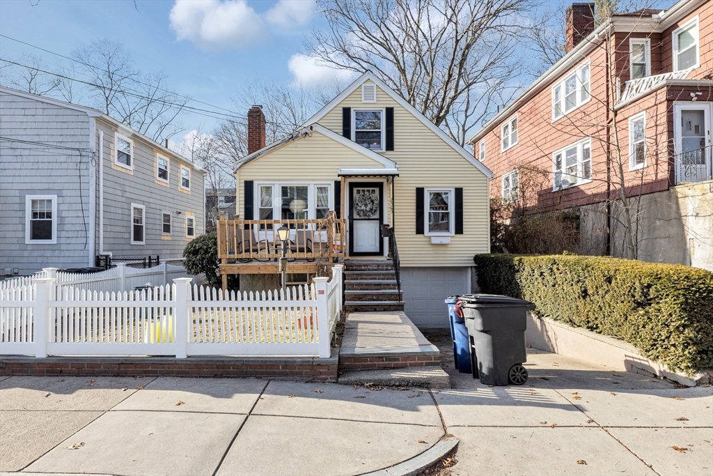 2505 Centre St, Boston, Massachusetts, 3 Bedrooms Bedrooms, 6 Rooms Rooms,1.5 BathroomsBathrooms,Residential,For Sale,Centre St,73468836