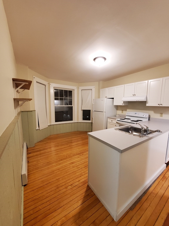 47 Railroad Ave, Beverly, Massachusetts, 2 Bedrooms Bedrooms, 4 Rooms Rooms,1 BathroomBathrooms,Residential Lease,For Rent,Railroad Ave,73490947