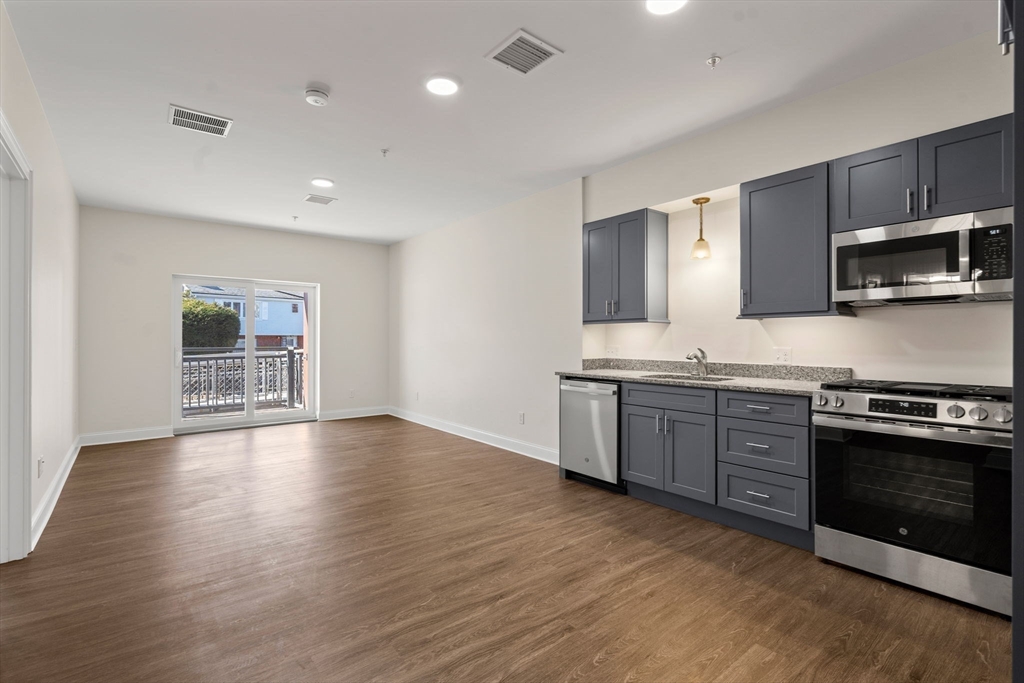 10 Franklin Ave, Revere, Massachusetts, 1 Bedroom Bedrooms, 4 Rooms Rooms,1 BathroomBathrooms,Residential,For Sale,Franklin Ave,73490957