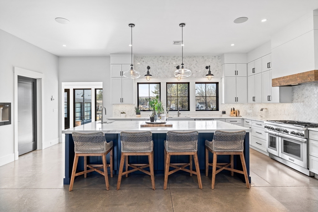 195 Lincoln Rd, Walpole, Massachusetts, 5 Bedrooms Bedrooms, 9 Rooms Rooms,5.5 BathroomsBathrooms,Residential,For Sale,Lincoln Rd,73490881