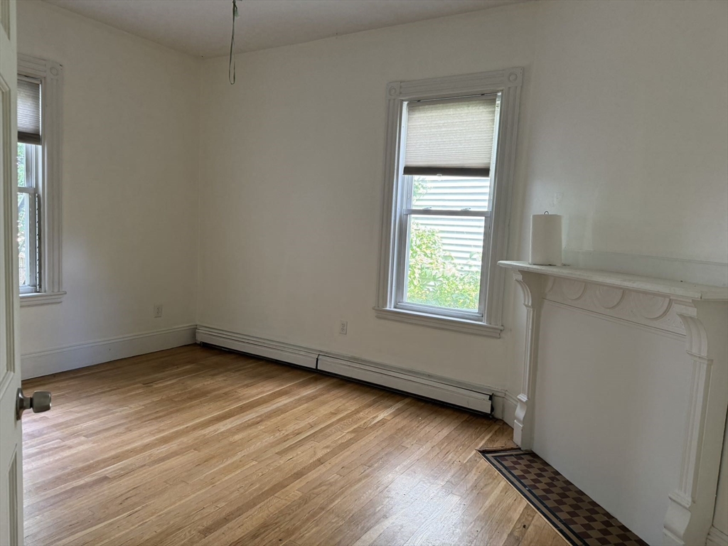 32 E Cottage, Boston, Massachusetts, 2 Bedrooms Bedrooms, 4 Rooms Rooms,1 BathroomBathrooms,Residential Lease,For Rent,E Cottage,73491154