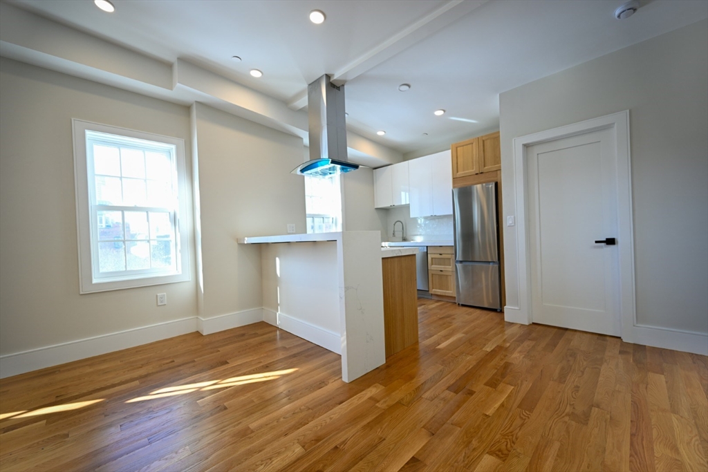 18 Winchester St, Boston, Massachusetts, 3 Bedrooms Bedrooms, 5 Rooms Rooms,2 BathroomsBathrooms,Residential Lease,For Rent,Winchester St,73491019