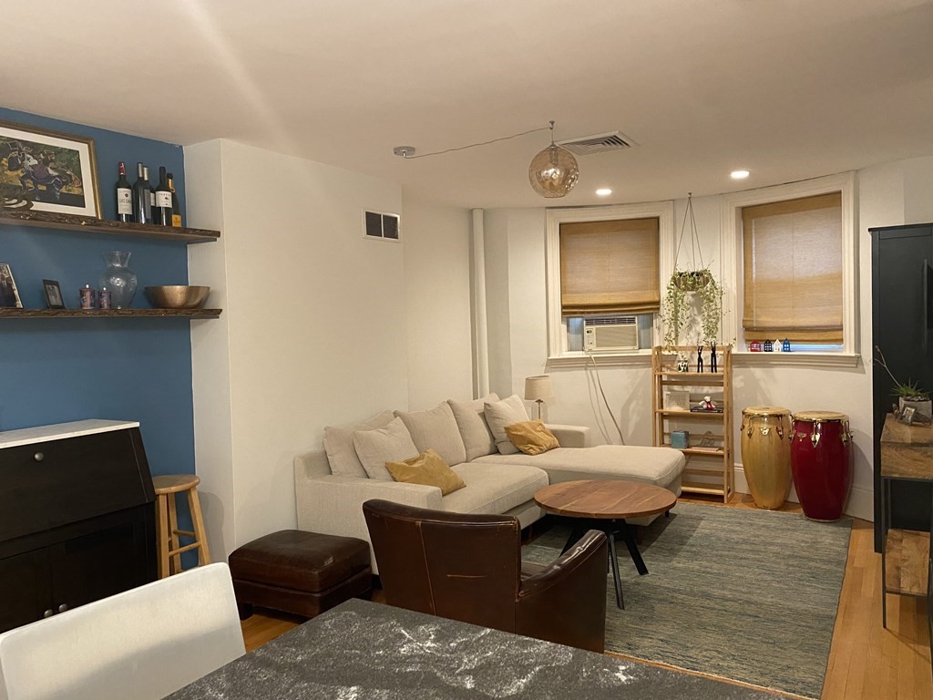 89 Warren Ave, Boston, Massachusetts, 1 Bedroom Bedrooms, 3 Rooms Rooms,1 BathroomBathrooms,Residential Lease,For Rent,Warren Ave,73491042