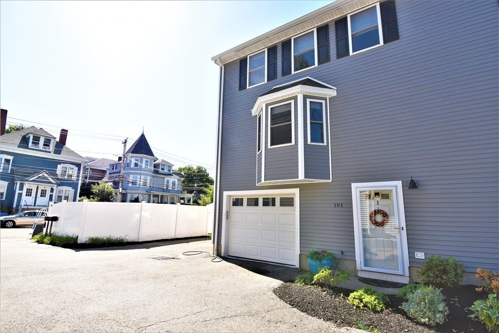 191 Adams Street, Waltham, Massachusetts, 3 Bedrooms Bedrooms, 6 Rooms Rooms,1.5 BathroomsBathrooms,Residential Lease,For Rent,Adams Street,73491099