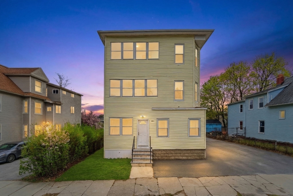 121 Winfield St., Worcester, Massachusetts, 9 Bedrooms Bedrooms, 18 Rooms Rooms,4.5 BathroomsBathrooms,Residential Income,For Sale,Winfield St.,73491088