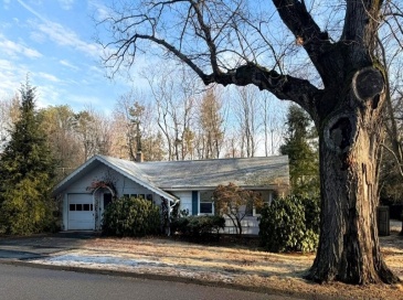 17 Grover St, Beverly, Massachusetts, 3 Bedrooms Bedrooms, 5 Rooms Rooms,1 BathroomBathrooms,Residential,For Sale,Grover St,73469967