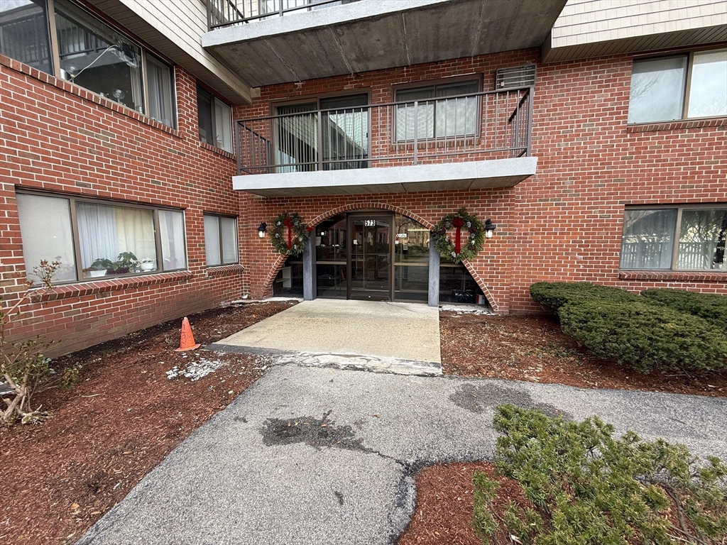 573 Broad St, Weymouth, Massachusetts, 2 Bedrooms Bedrooms, 5 Rooms Rooms,1 BathroomBathrooms,Residential,For Sale,Broad St,73469061