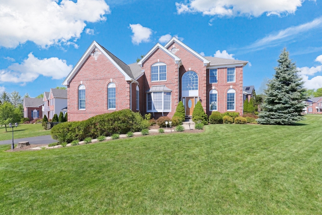 3 York Cir, Walpole, Massachusetts, 5 Bedrooms Bedrooms, 9 Rooms Rooms,4.5 BathroomsBathrooms,Residential,For Sale,York Cir,73491251