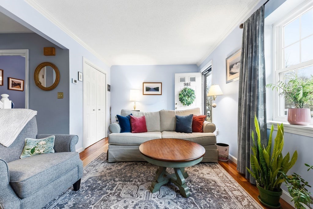 98 Mechanic St, Foxboro, Massachusetts, 2 Bedrooms Bedrooms, 4 Rooms Rooms,1.5 BathroomsBathrooms,Residential,For Sale,Mechanic St,73491324