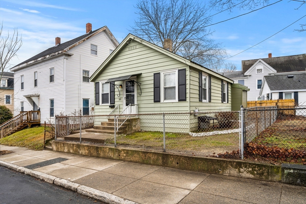 310 Washington St, Haverhill, Massachusetts, 2 Bedrooms Bedrooms, 4 Rooms Rooms,1.5 BathroomsBathrooms,Residential,For Sale,Washington St,73491331