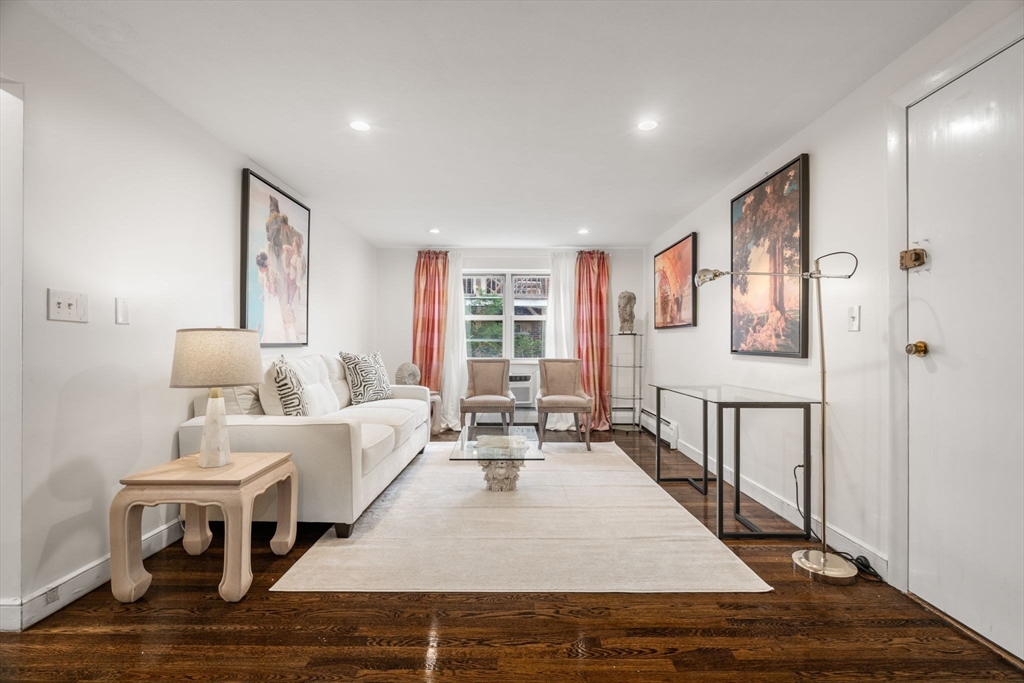 8 Commonwealth Court, Boston, Massachusetts, 1 Bedroom Bedrooms, 4 Rooms Rooms,1 BathroomBathrooms,Residential,For Sale,Commonwealth Court,73491274