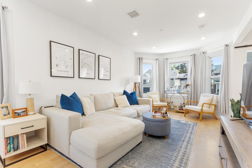 112 King Street, Boston, Massachusetts, 2 Bedrooms Bedrooms, 6 Rooms Rooms,2 BathroomsBathrooms,Residential,For Sale,King Street,73491296