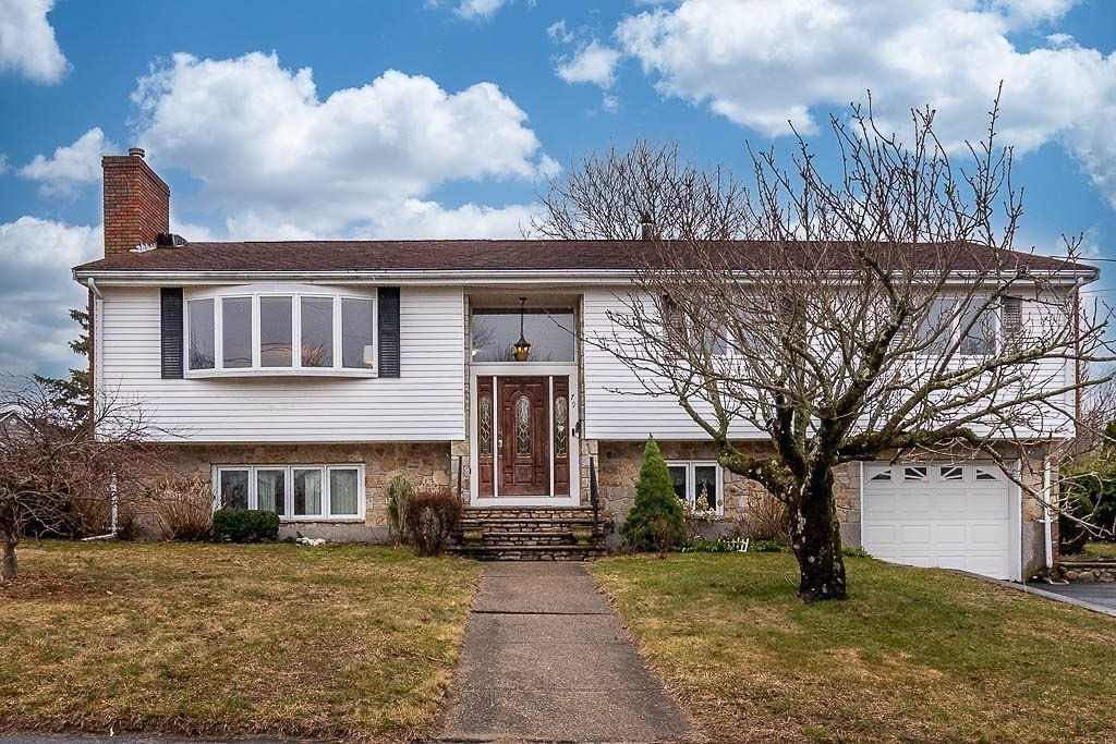 79 Wedgewood Dr, Norwood, Massachusetts, 3 Bedrooms Bedrooms, 6 Rooms Rooms,2.5 BathroomsBathrooms,Residential,For Sale,Wedgewood Dr,73491362