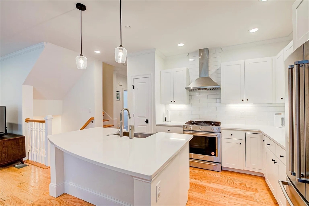 23 Lily Pond Ln, Lexington, Massachusetts, 3 Bedrooms Bedrooms, 7 Rooms Rooms,2.5 BathroomsBathrooms,Residential Lease,For Rent,Lily Pond Ln,73491409