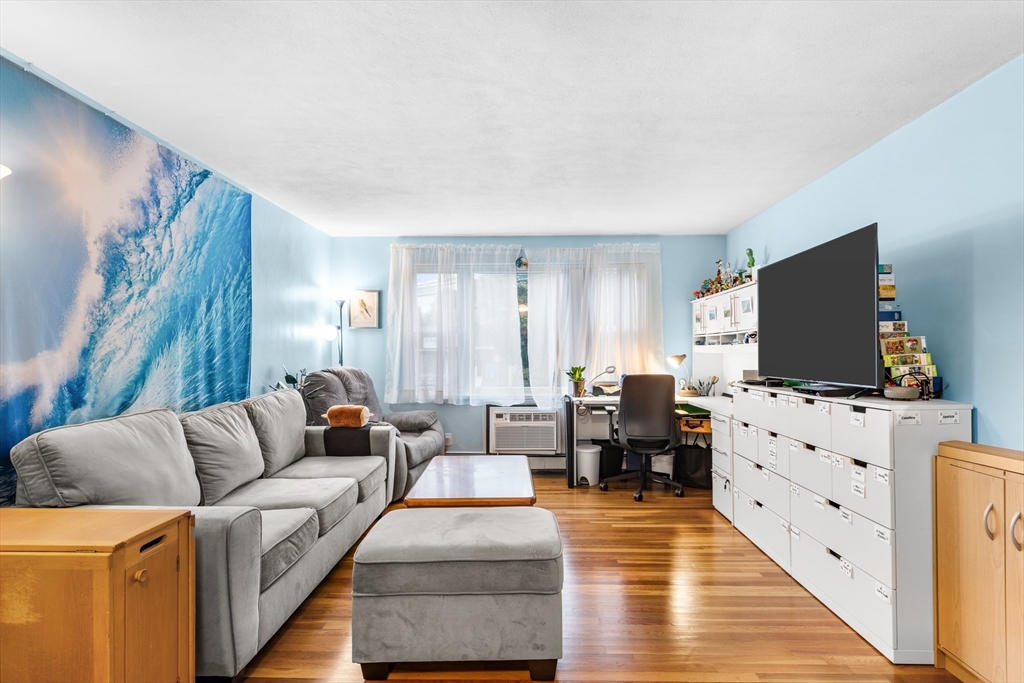 51 Warren, Waltham, Massachusetts, 2 Bedrooms Bedrooms, 5 Rooms Rooms,1 BathroomBathrooms,Residential,For Sale,Warren,73491473