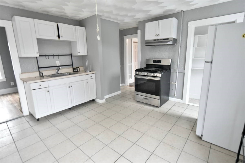 65 Clinton, Brockton, Massachusetts, 2 Bedrooms Bedrooms, 4 Rooms Rooms,1 BathroomBathrooms,Residential Lease,For Rent,Clinton,73491522