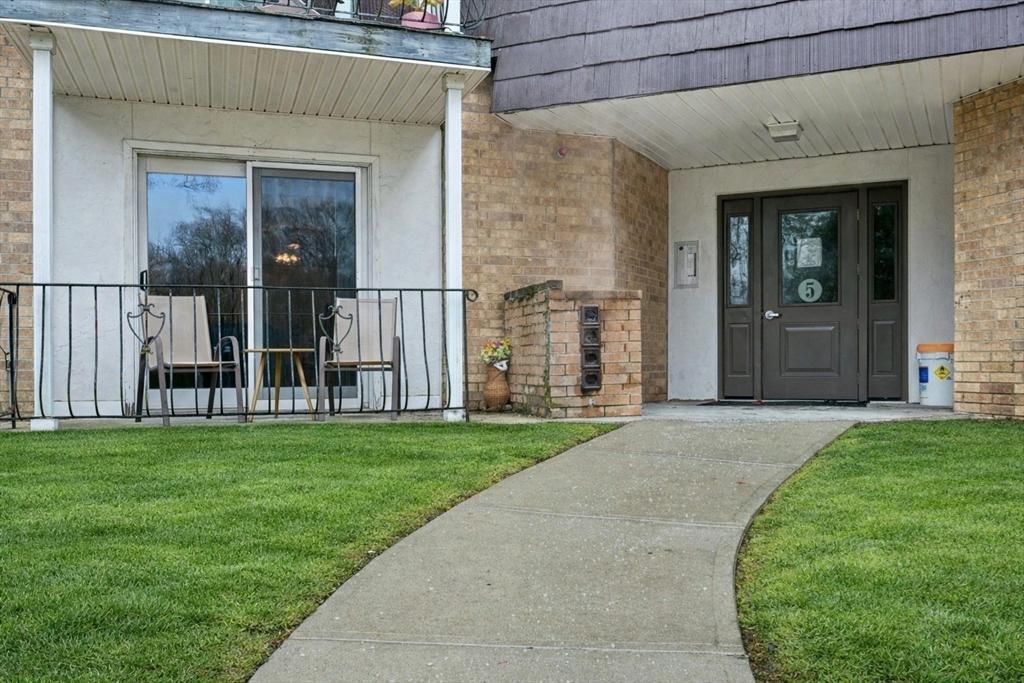 5 Shadowbrook Lane, Milford, Massachusetts, 2 Bedrooms Bedrooms, 5 Rooms Rooms,1.5 BathroomsBathrooms,Residential,For Sale,Shadowbrook Lane,73491418