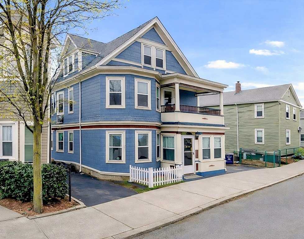 16-18 Columbus Avenue, Somerville, Massachusetts, 9 Bedrooms Bedrooms, 20 Rooms Rooms,2.5 BathroomsBathrooms,Residential Income,For Sale,Columbus Avenue,73476502
