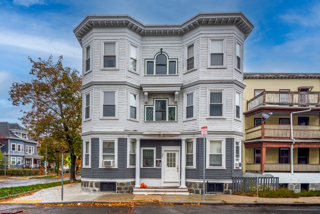 37 Taft St, Boston, Massachusetts, 9 Bedrooms Bedrooms, 15 Rooms Rooms,3 BathroomsBathrooms,Residential Income,For Sale,Taft St,73454729