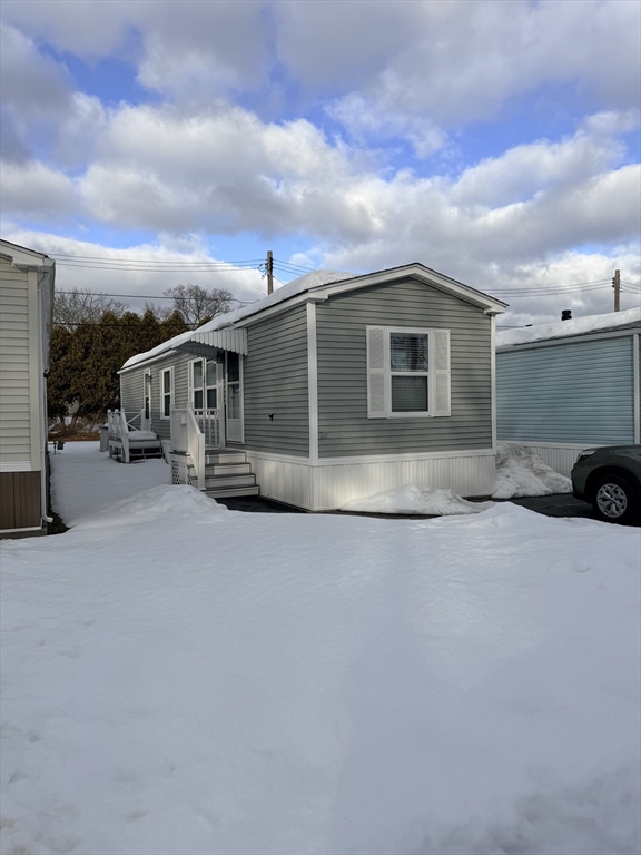1044 Phillips Rd, New Bedford, Massachusetts, 2 Bedrooms Bedrooms, 5 Rooms Rooms,1 BathroomBathrooms,Residential,For Sale,Phillips Rd,73477622
