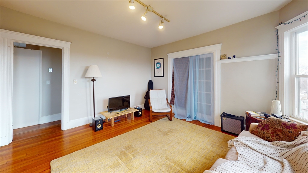 8 Olmstead, Boston, Massachusetts, 3 Bedrooms Bedrooms, 4 Rooms Rooms,1 BathroomBathrooms,Residential Lease,For Rent,Olmstead,73491661