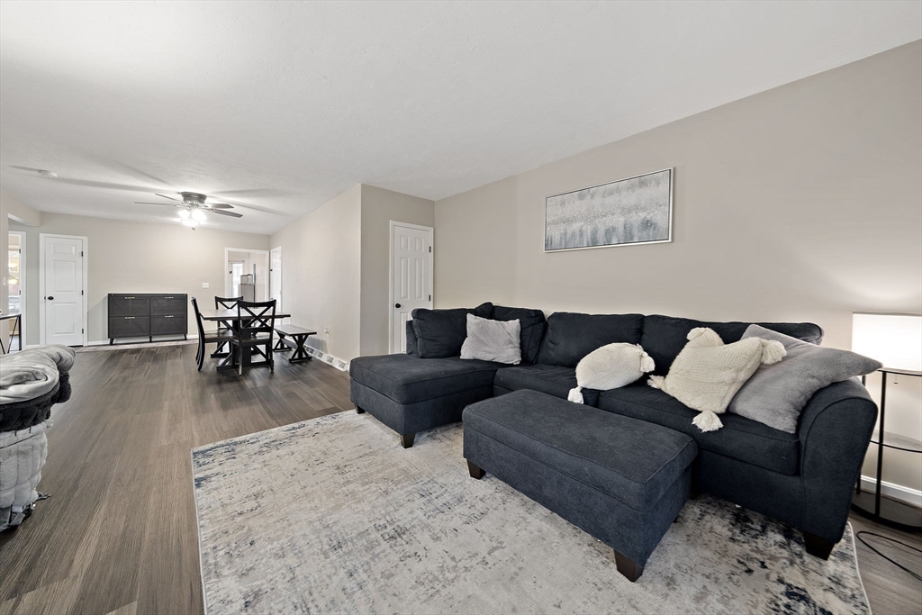 22 Union Square, Randolph, Massachusetts, 2 Bedrooms Bedrooms, 5 Rooms Rooms,2 BathroomsBathrooms,Residential,For Sale,Union Square,73491702