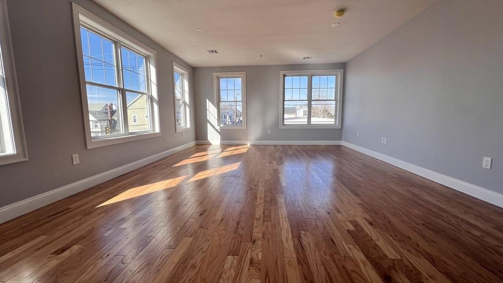 585 Washington St, Quincy, Massachusetts, 2 Bedrooms Bedrooms, 4 Rooms Rooms,2 BathroomsBathrooms,Residential,For Sale,Washington St,73491835