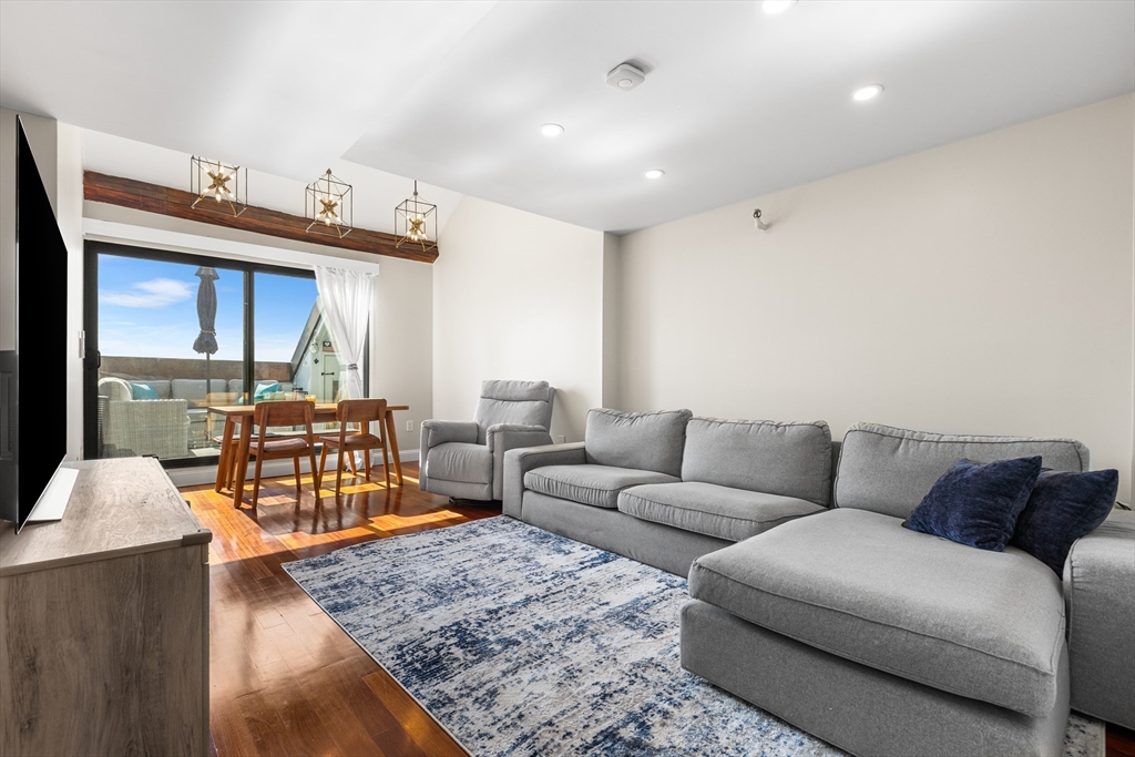 42 Eighth St, Boston, Massachusetts, 2 Bedrooms Bedrooms, 4 Rooms Rooms,2 BathroomsBathrooms,Residential,For Sale,Eighth St,73491826