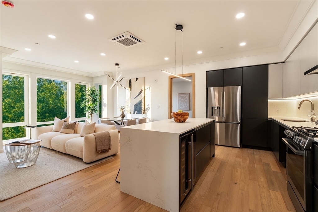 388 Washington Street, Quincy, Massachusetts, 2 Bedrooms Bedrooms, 4 Rooms Rooms,2 BathroomsBathrooms,Residential,For Sale,Washington Street,73491858