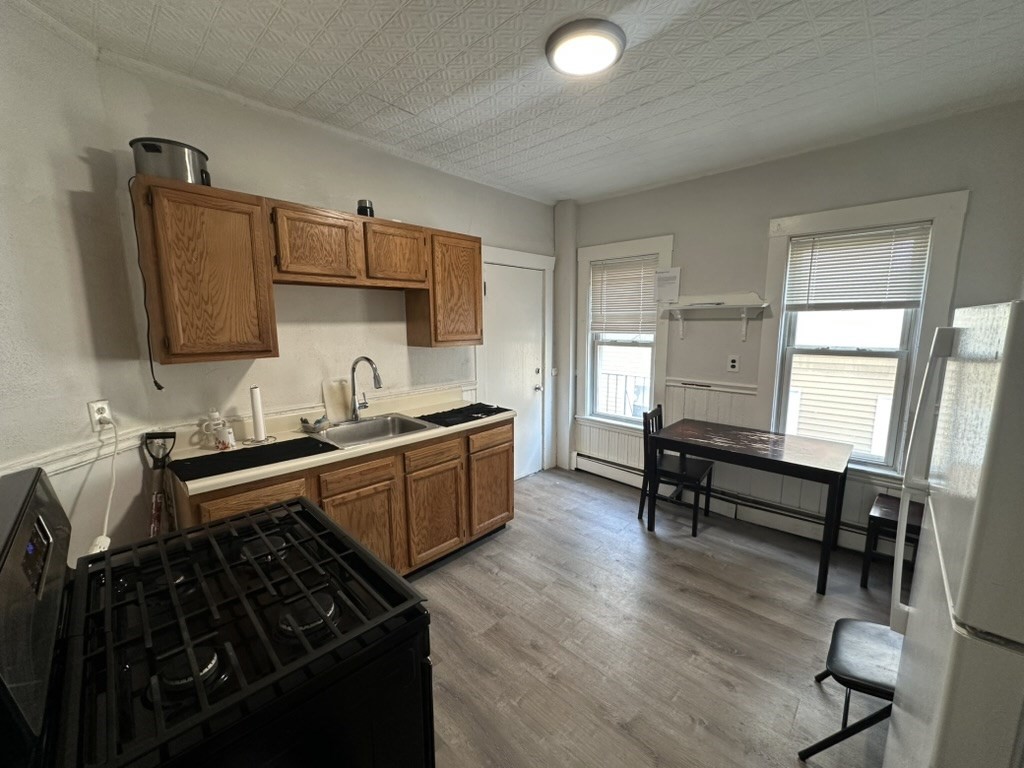 765 Broadway, Everett, Massachusetts, 2 Bedrooms Bedrooms, 5 Rooms Rooms,1 BathroomBathrooms,Residential Lease,For Rent,Broadway,73491900