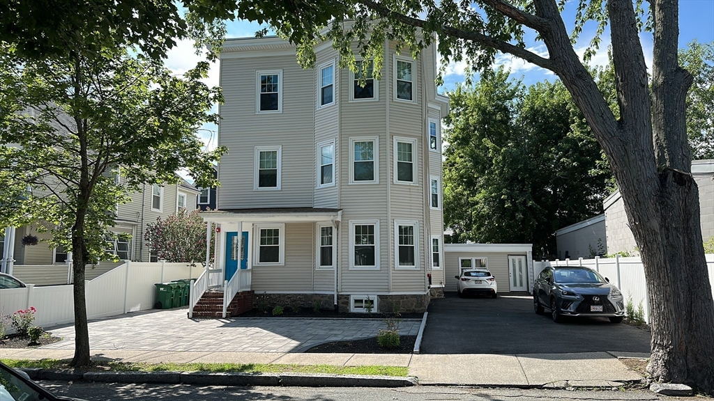 52 Garfield Avenue, Medford, Massachusetts, 3 Bedrooms Bedrooms, 6 Rooms Rooms,2 BathroomsBathrooms,Residential Lease,For Rent,Garfield Avenue,73491977