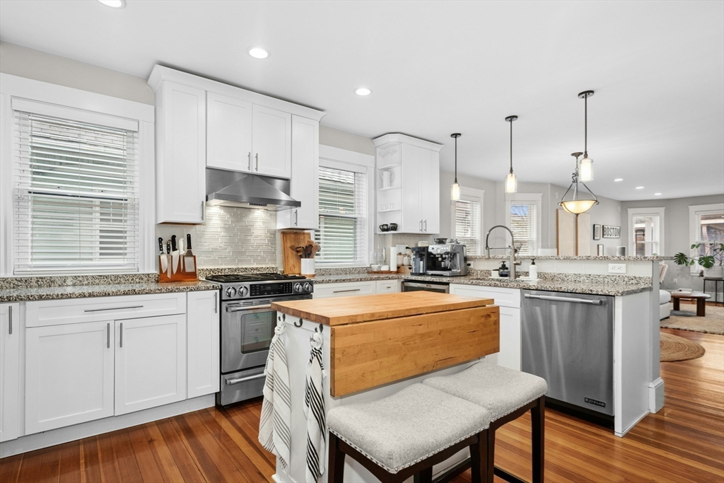 17 Copley St, Cambridge, Massachusetts, 2 Bedrooms Bedrooms, 5 Rooms Rooms,2 BathroomsBathrooms,Residential,For Sale,Copley St,73491552