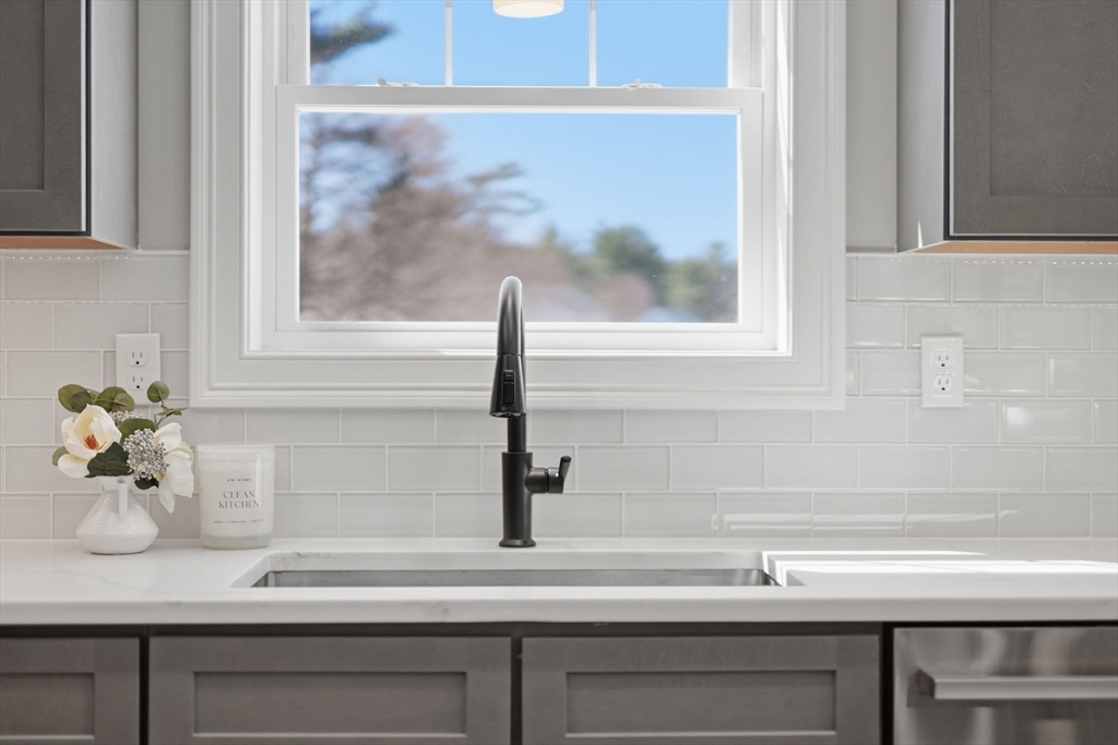 212 Montgomery Rd, Westfield, Massachusetts, 4 Bedrooms Bedrooms, 10 Rooms Rooms,2.5 BathroomsBathrooms,Residential,For Sale,Montgomery Rd,73491761