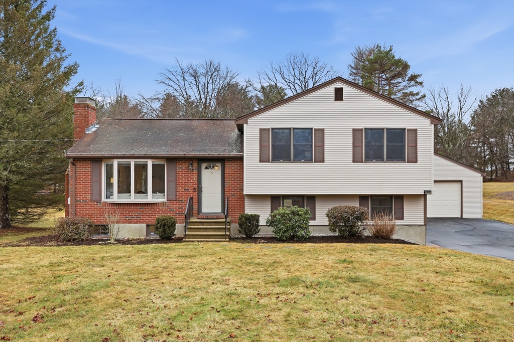 8 Wagon Wheel Dr, Bedford, Massachusetts, 3 Bedrooms Bedrooms, 7 Rooms Rooms,2 BathroomsBathrooms,Residential,For Sale,Wagon Wheel Dr,73491716