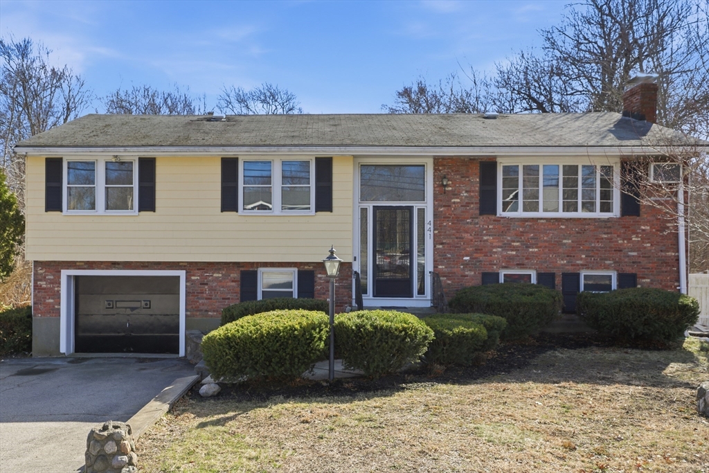 441 Grove St., Braintree, Massachusetts, 4 Bedrooms Bedrooms, 10 Rooms Rooms,1.5 BathroomsBathrooms,Residential,For Sale,Grove St.,73491736