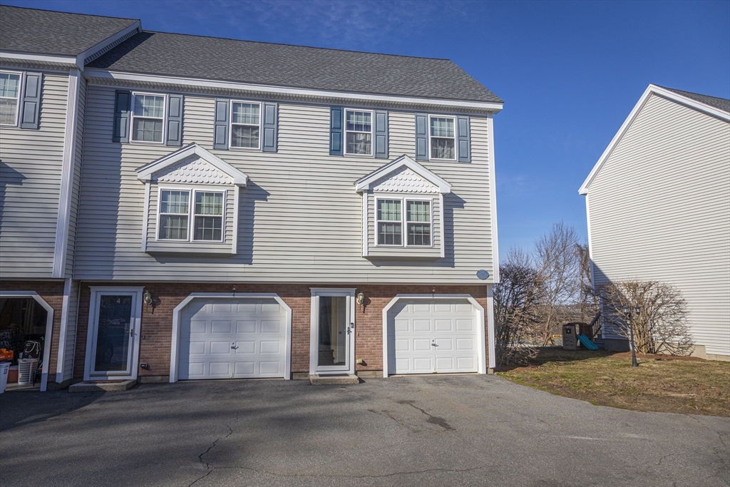 1017 Middlesex St, Lowell, Massachusetts, 2 Bedrooms Bedrooms, 4 Rooms Rooms,1.5 BathroomsBathrooms,Residential,For Sale,Middlesex St,73492200