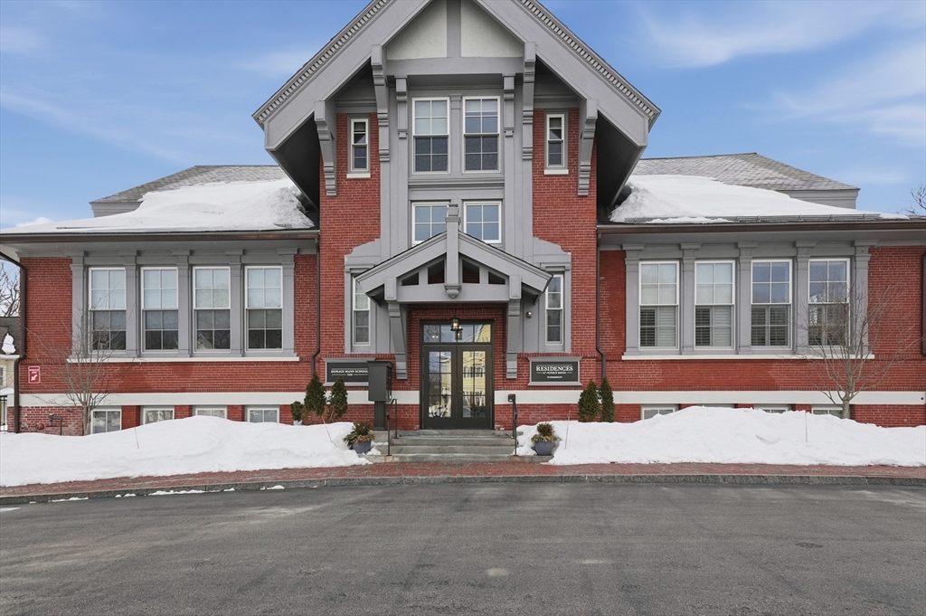 10 Congress Street, Amesbury, Massachusetts, 2 Bedrooms Bedrooms, 4 Rooms Rooms,2 BathroomsBathrooms,Residential,For Sale,Congress Street,73492236