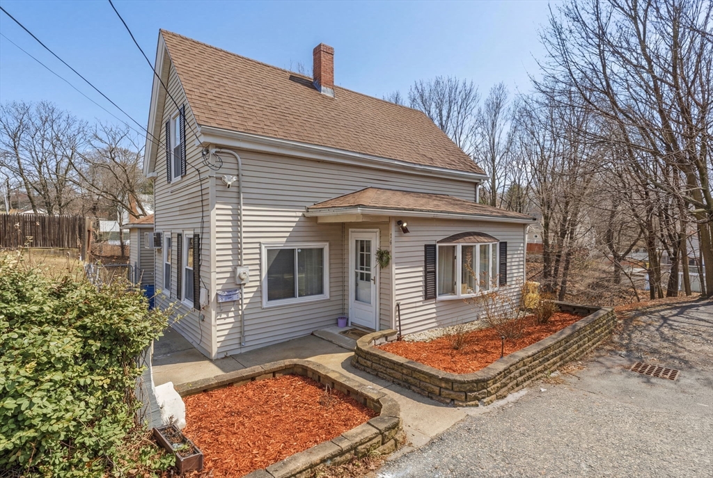 14 Clayton Avenue, Saugus, Massachusetts, 3 Bedrooms Bedrooms, 6 Rooms Rooms,1.5 BathroomsBathrooms,Residential,For Sale,Clayton Avenue,73492245