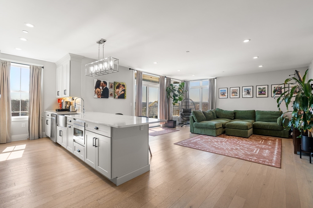 11 Oak Grove Ter, Quincy, Massachusetts, 2 Bedrooms Bedrooms, 5 Rooms Rooms,2 BathroomsBathrooms,Residential,For Sale,Oak Grove Ter,73492260