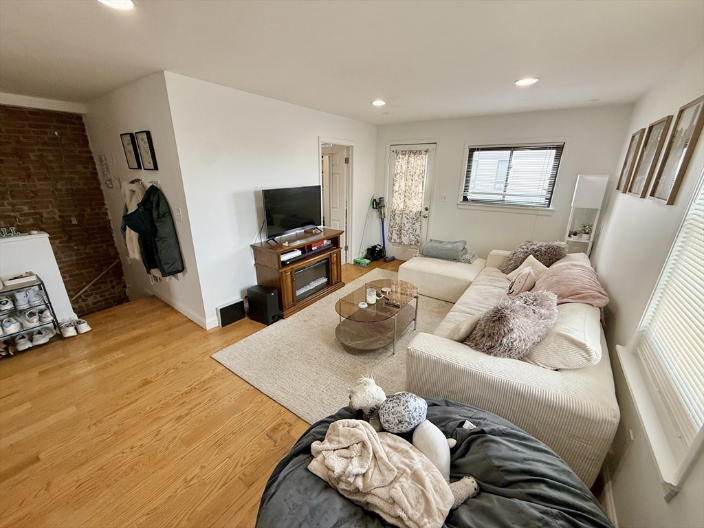 9 Boston St, Boston, Massachusetts, 1 Bedroom Bedrooms, 3 Rooms Rooms,1 BathroomBathrooms,Residential Lease,For Rent,Boston St,73492287