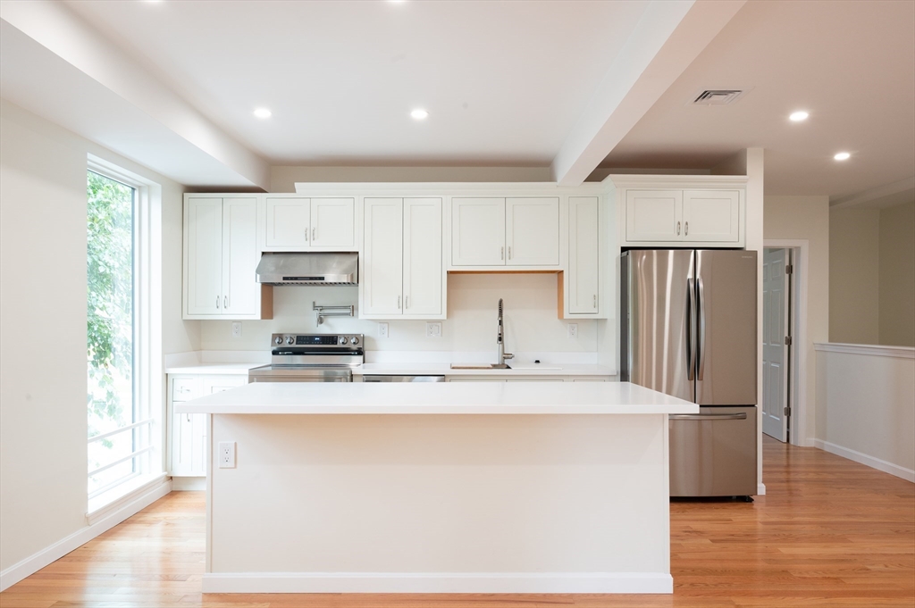 171 Everett St, Boston, Massachusetts, 3 Bedrooms Bedrooms, 6 Rooms Rooms,3.5 BathroomsBathrooms,Residential Lease,For Rent,Everett St,73492301